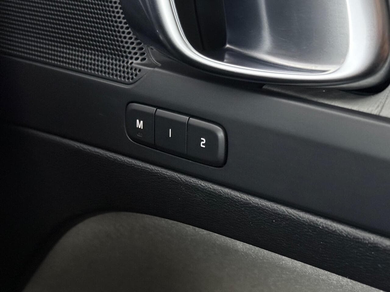 Volvo XC40 thumbnail Misc Controls