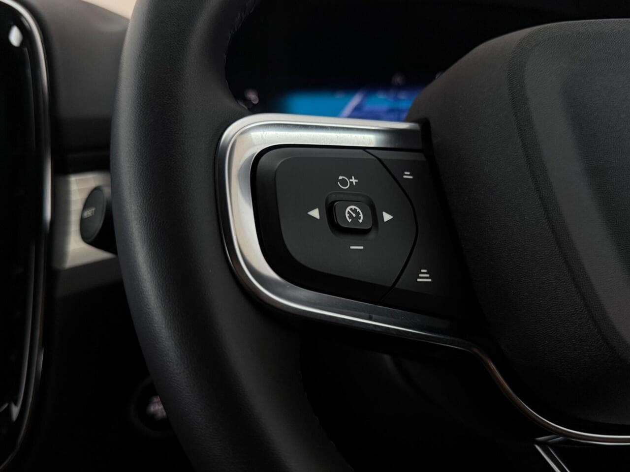 Volvo XC40 thumbnail Misc Controls