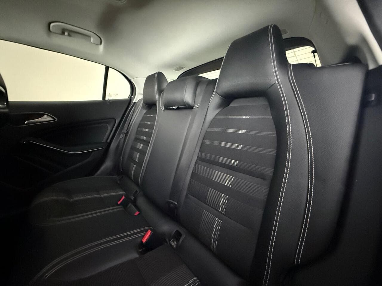 Mercedes-Benz GLA thumbnail Seats Rear