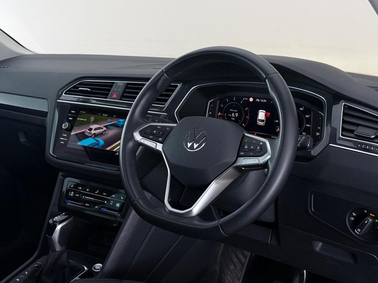 Volkswagen Tiguan thumbnail Steering Wheel