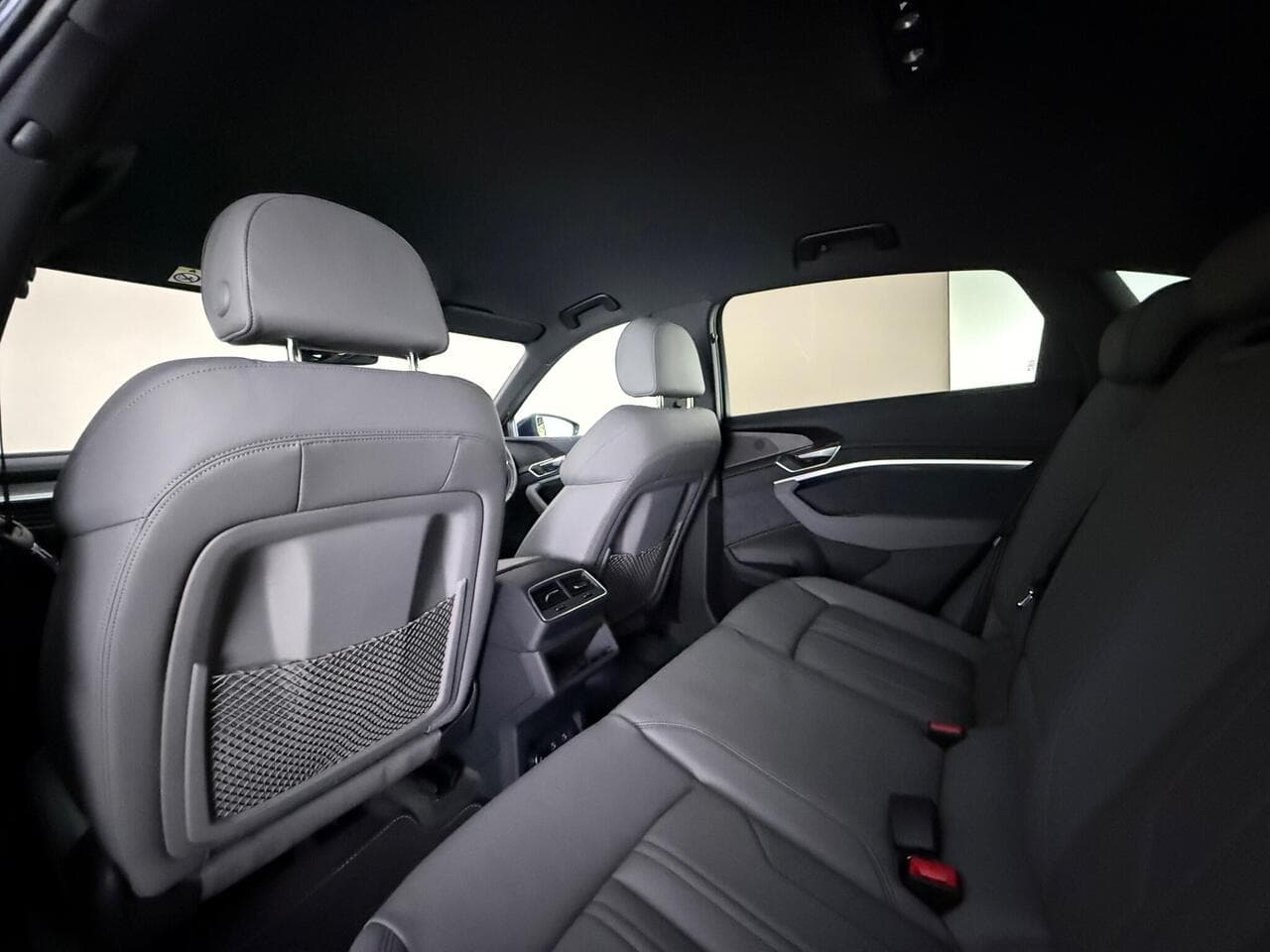 Audi e-tron thumbnail Seats Rear