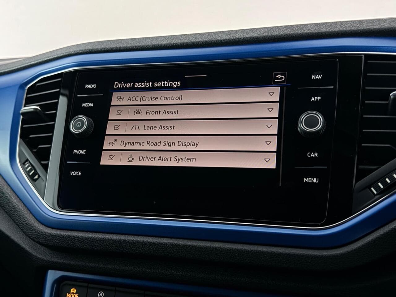 Volkswagen T-Roc thumbnail Infotainment System