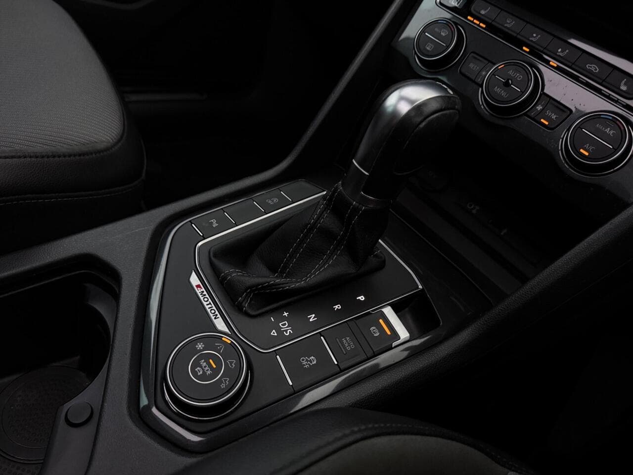 Volkswagen Tiguan thumbnail Interior Front