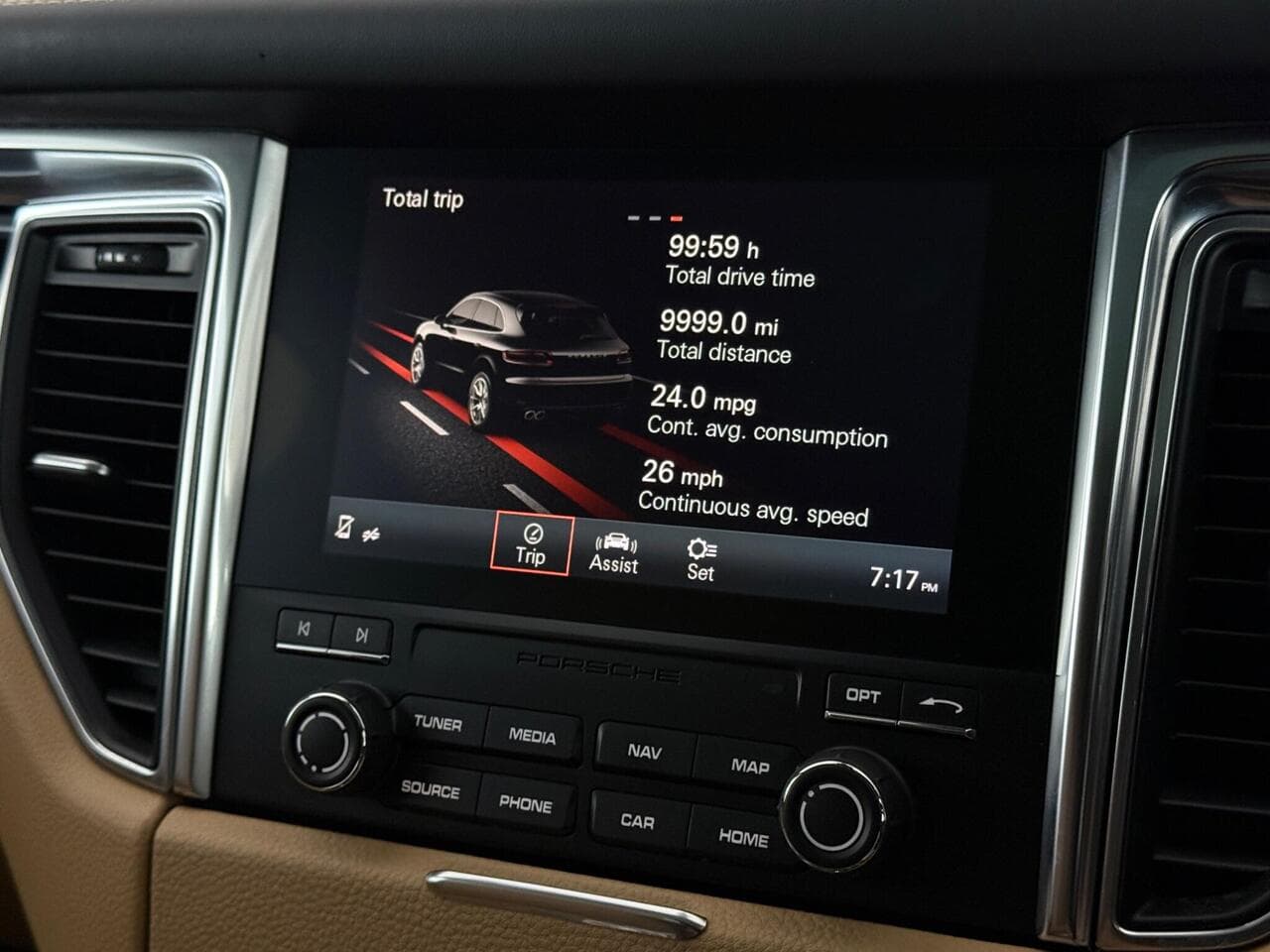 Porsche Macan thumbnail Infotainment System