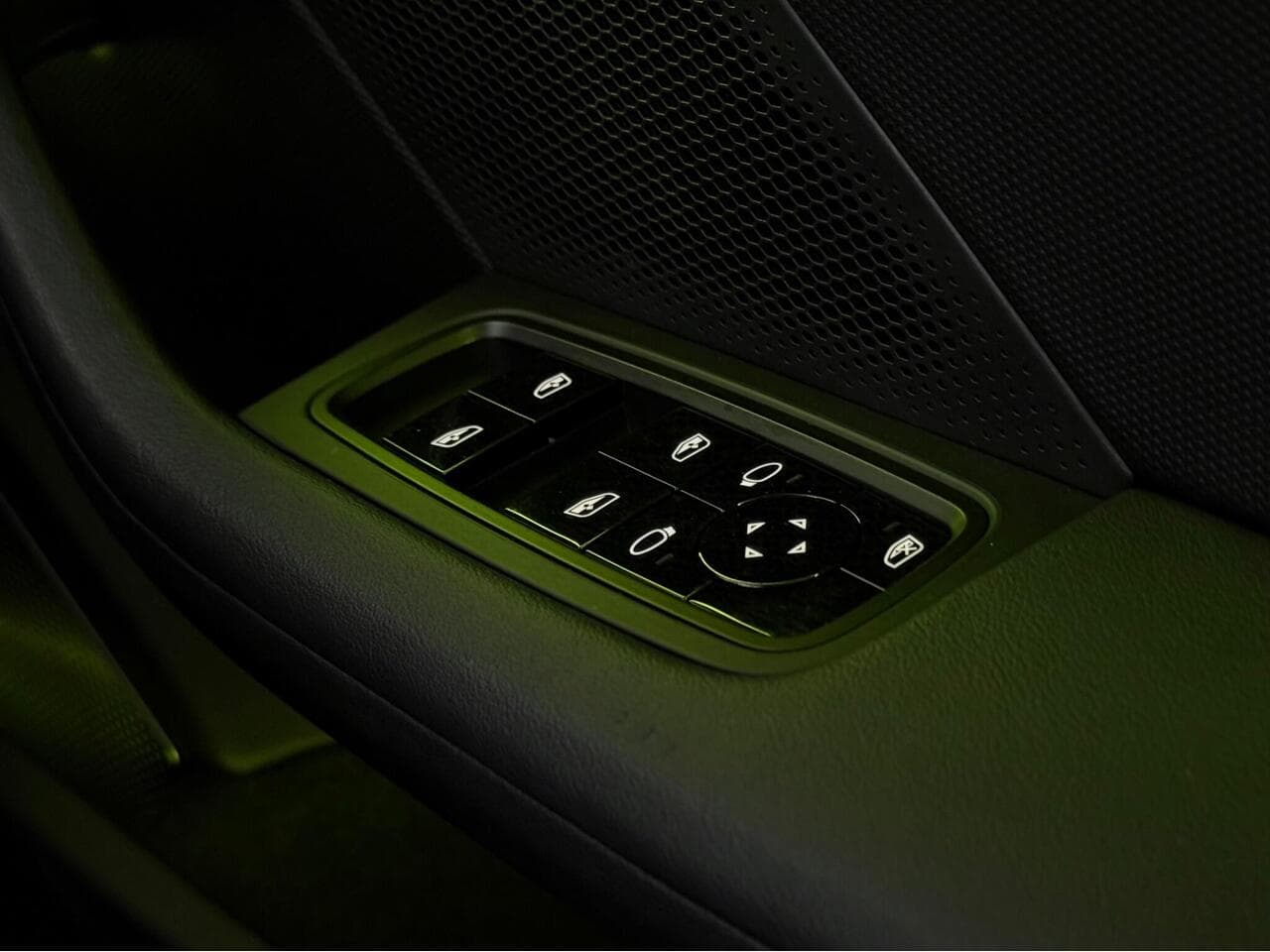 Porsche Taycan thumbnail Misc Controls