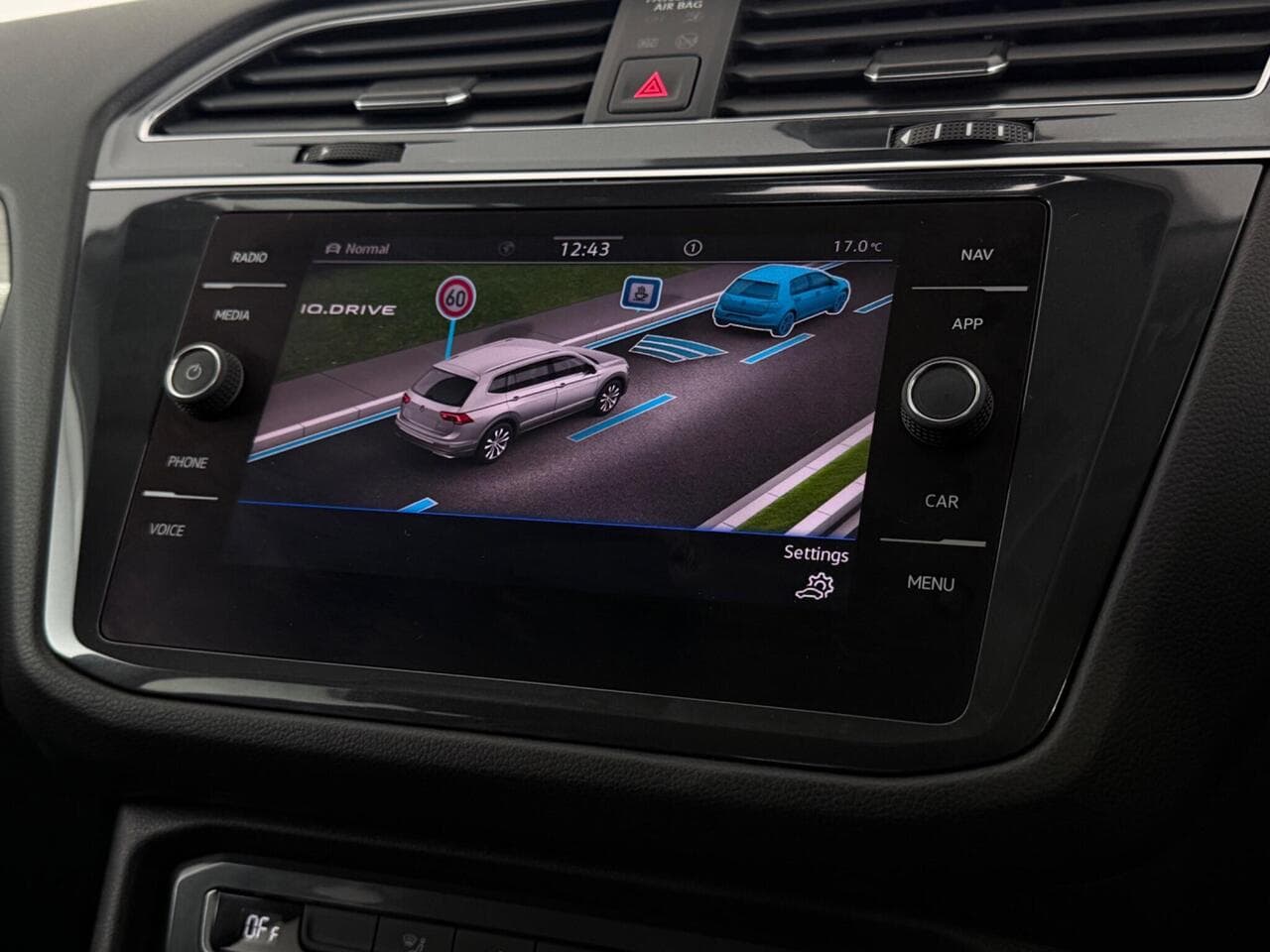 Volkswagen Tiguan Allspace thumbnail Infotainment System