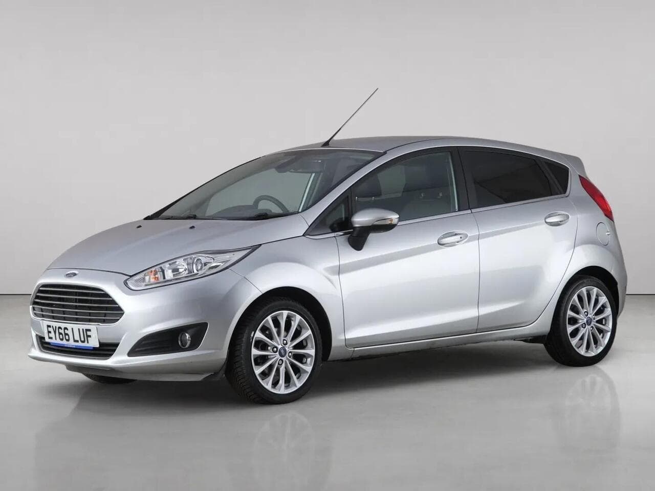 Ford Fiesta thumbnail Front Left