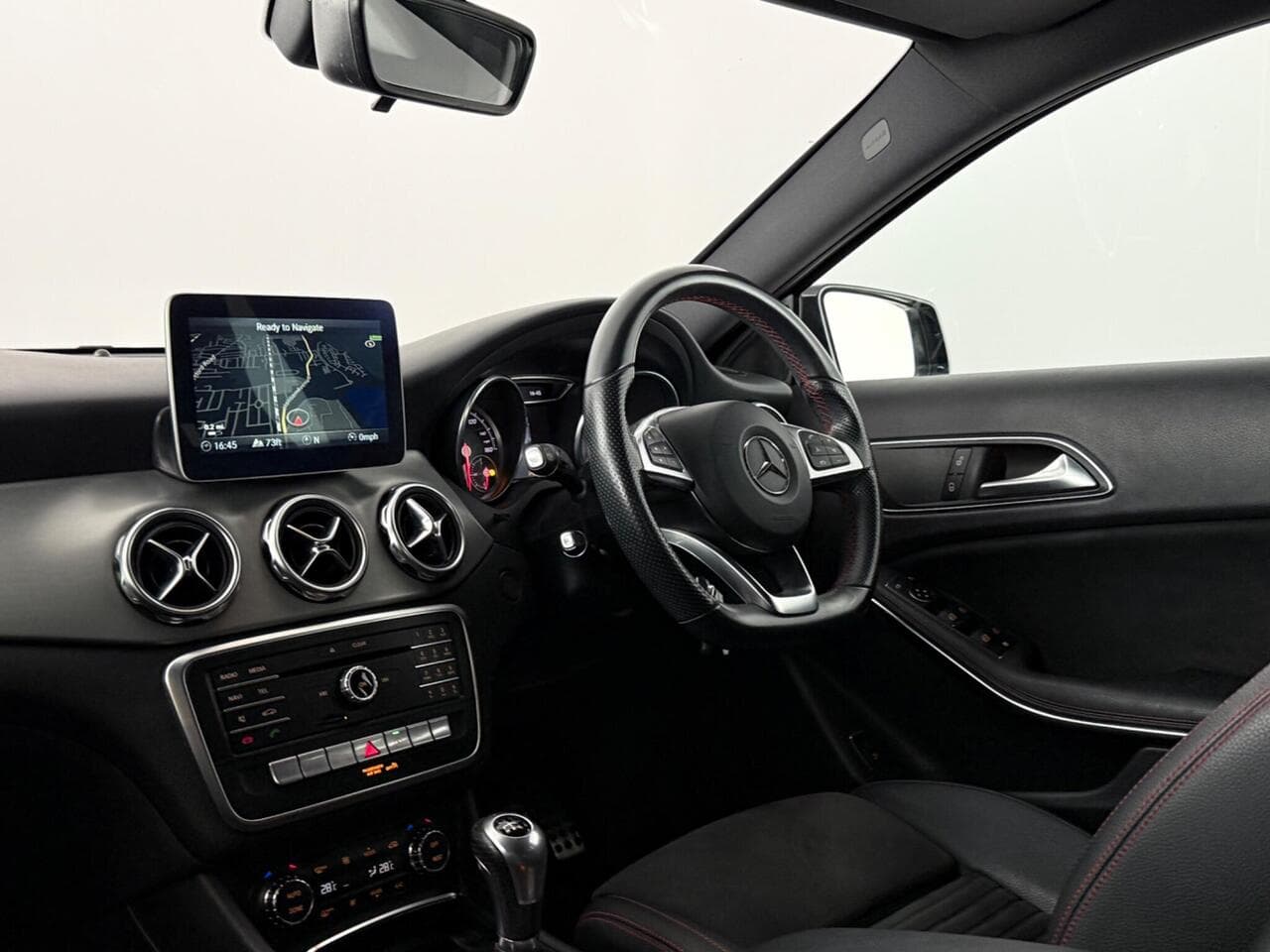 Mercedes-Benz GLA thumbnail Interior Front