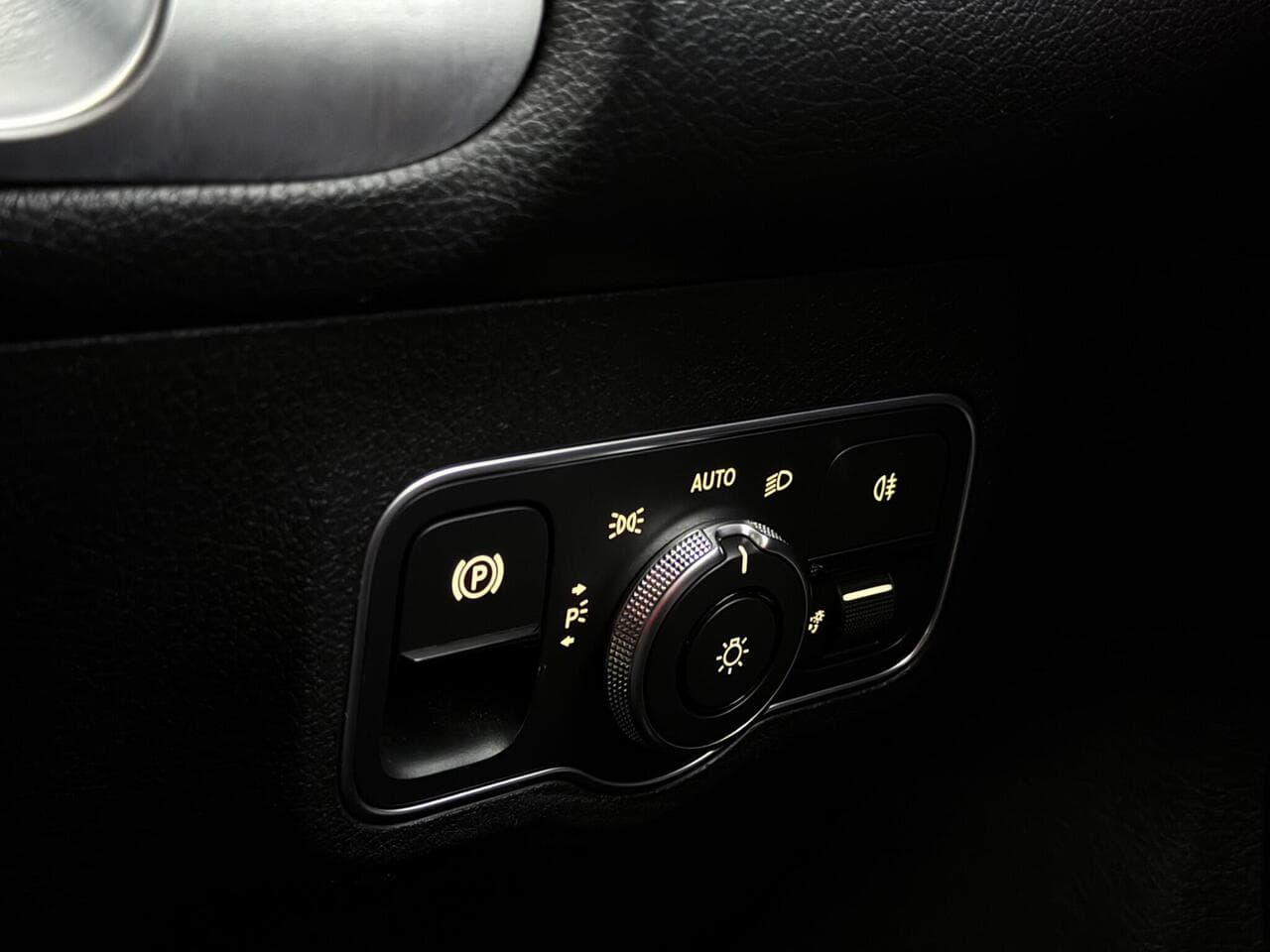 Mercedes-Benz EQB thumbnail Misc Controls