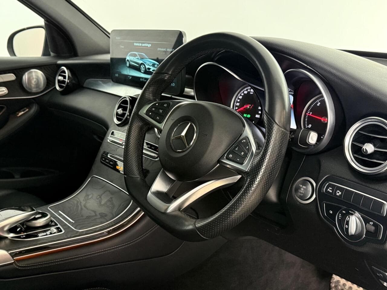 Mercedes-Benz GLC thumbnail Interior Front