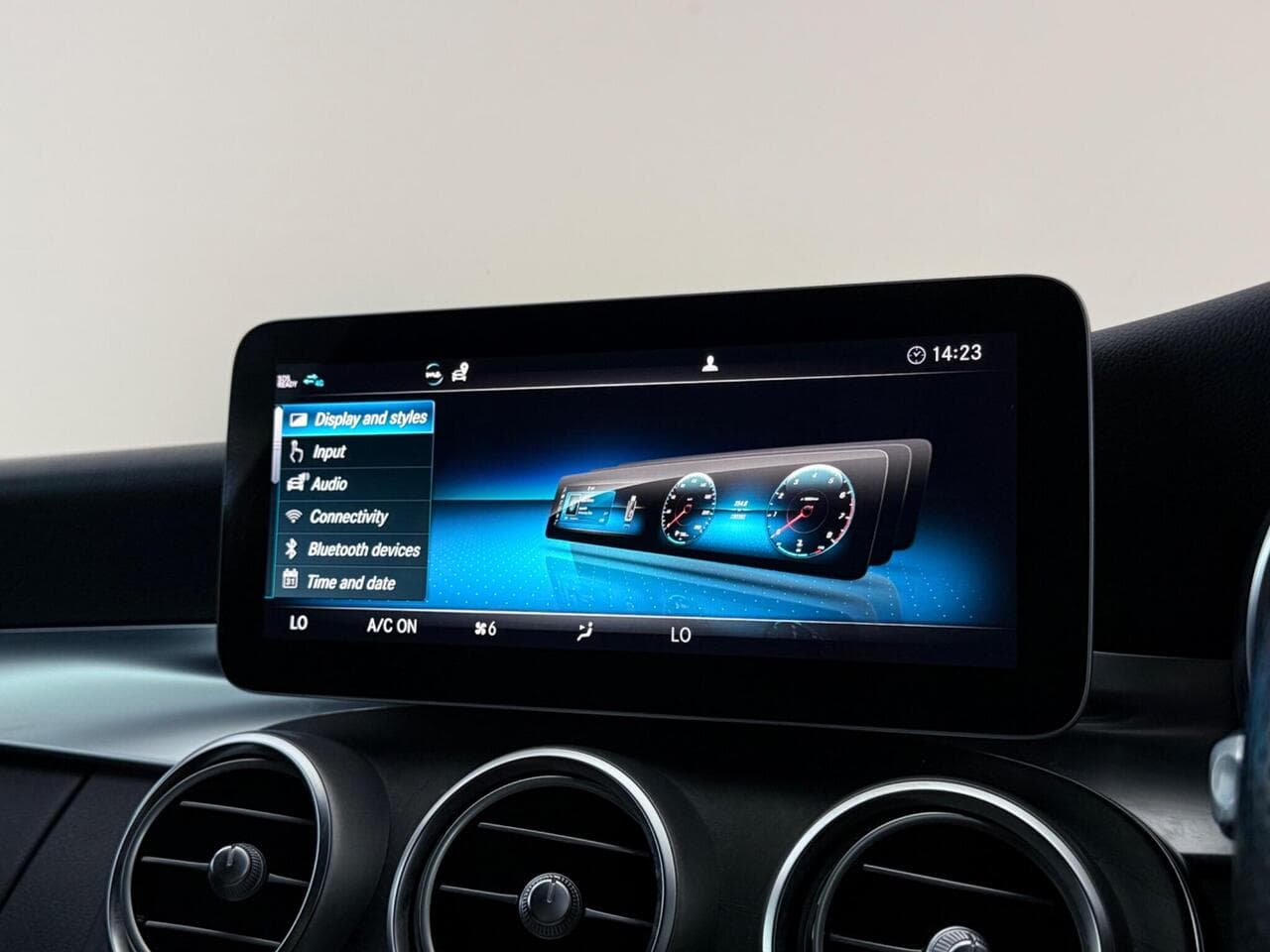 Mercedes-Benz C Class thumbnail Infotainment System