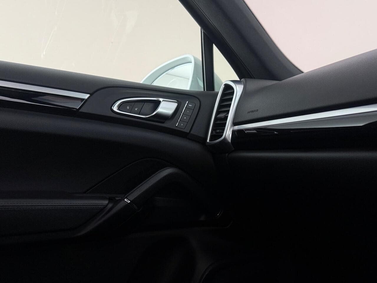 Porsche Cayenne thumbnail Interior Front