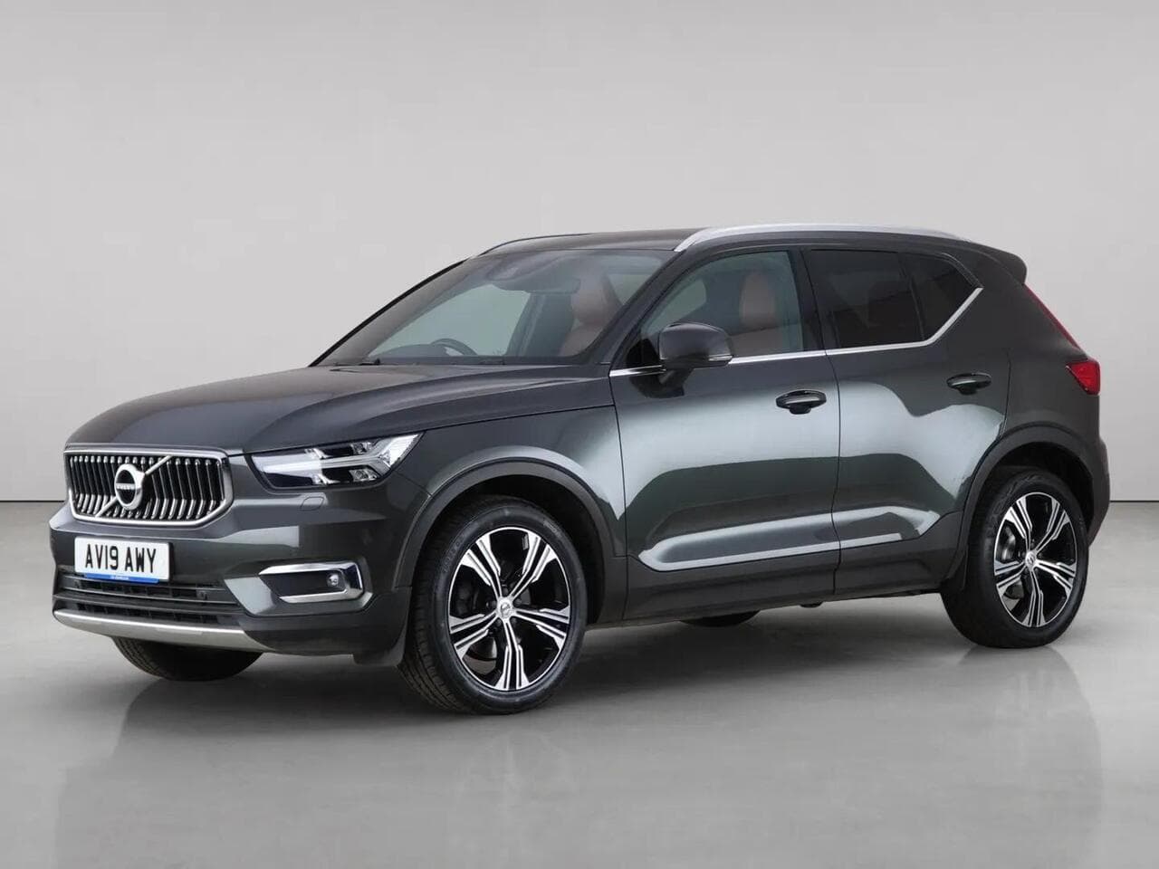 Volvo XC40 thumbnail Front Left