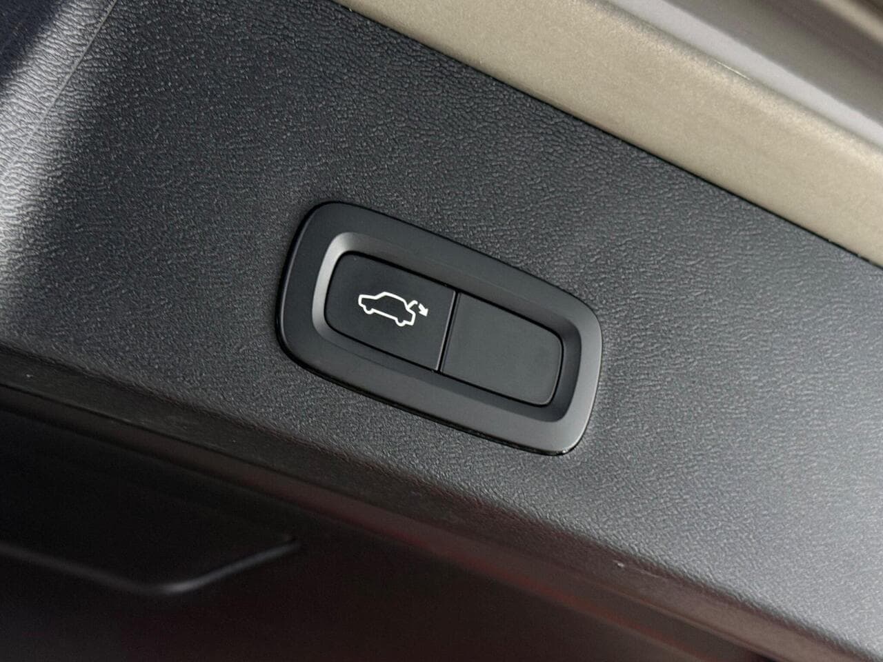Volvo XC40 thumbnail Misc Controls