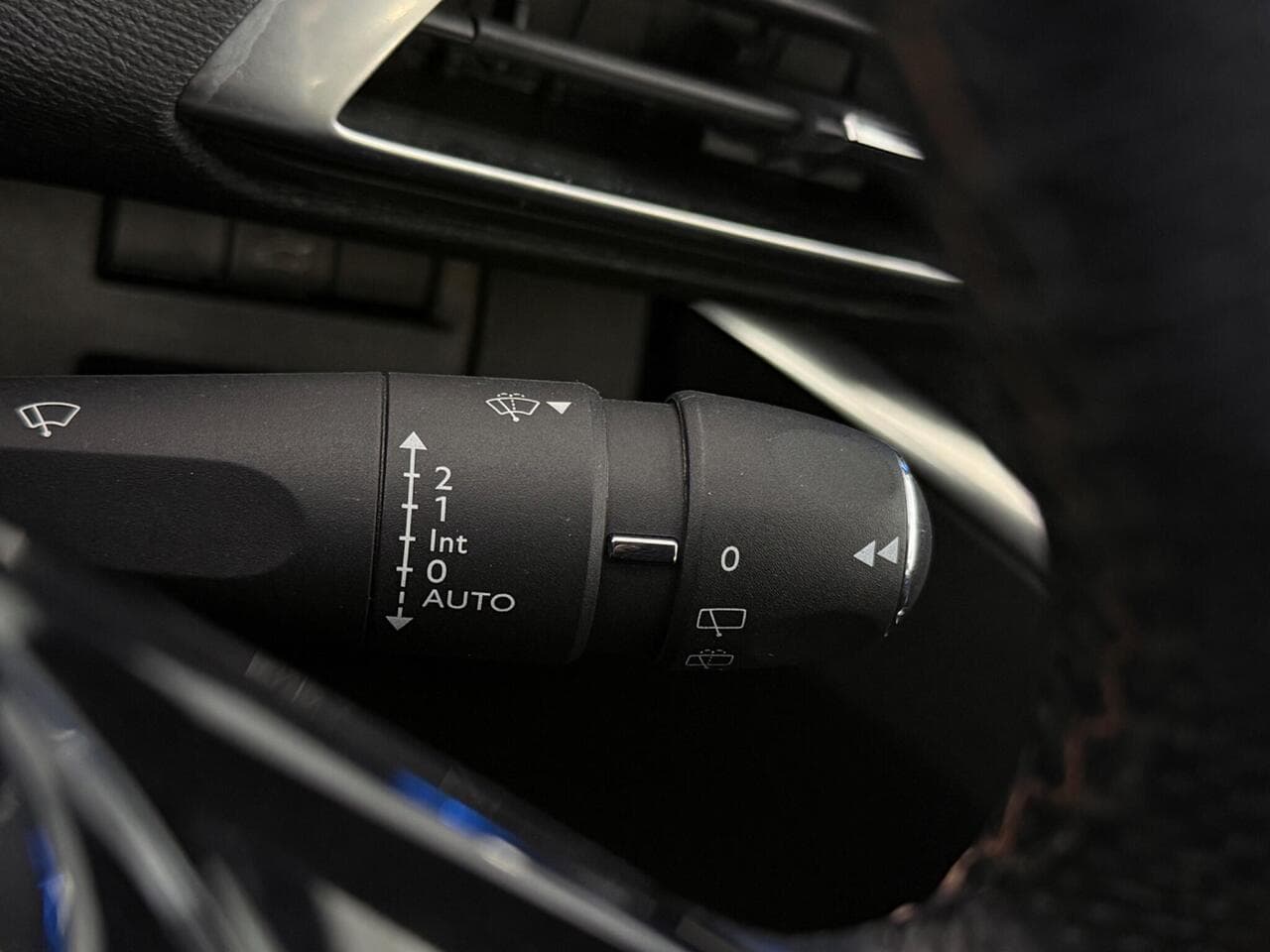 Peugeot 5008 thumbnail Misc Controls