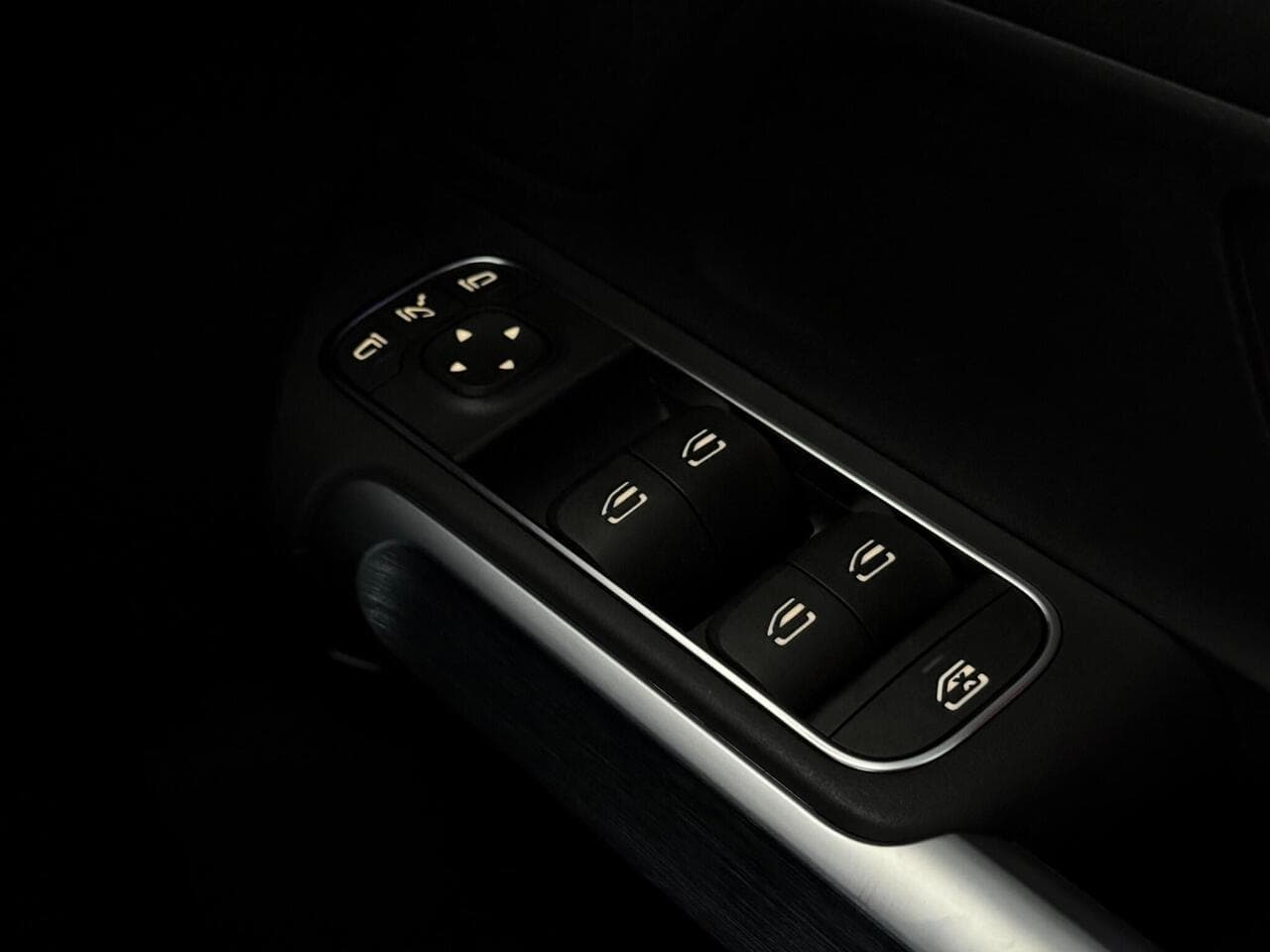 Mercedes-Benz EQB thumbnail Misc Controls