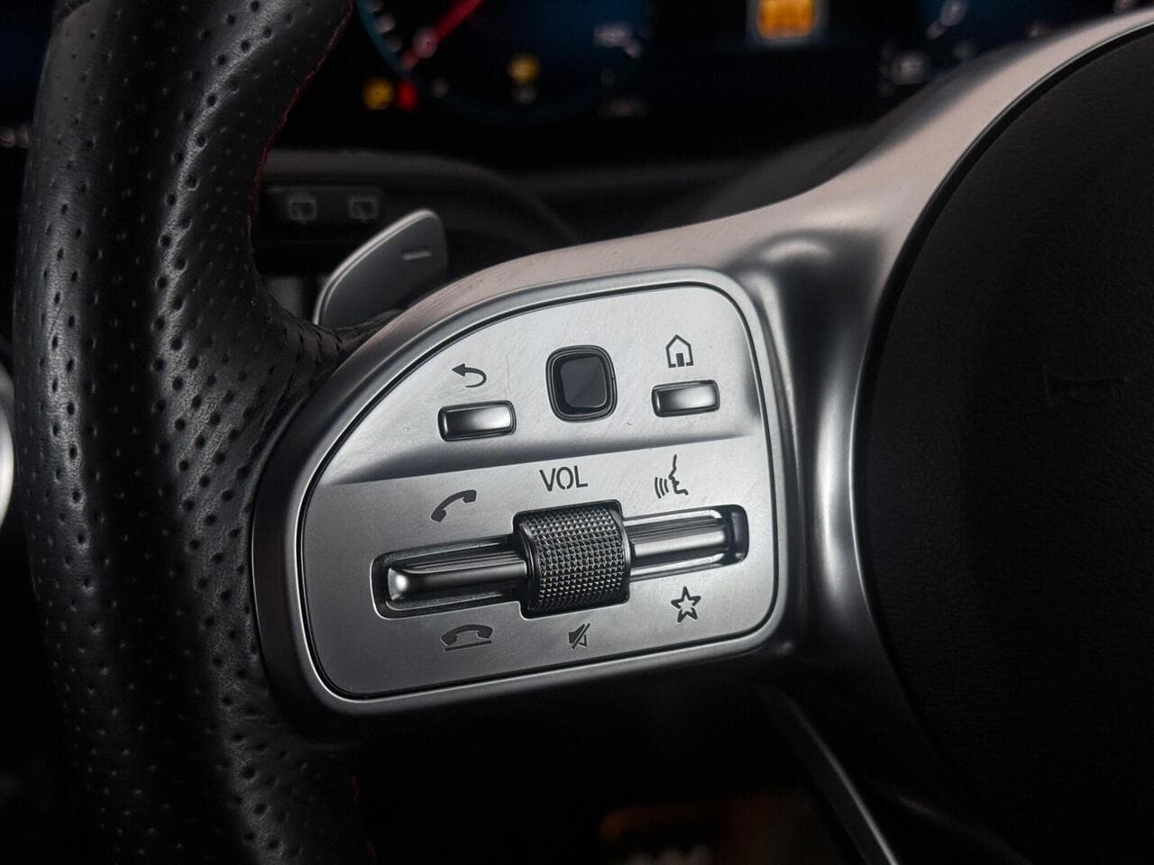Mercedes-Benz GLA thumbnail Misc Controls