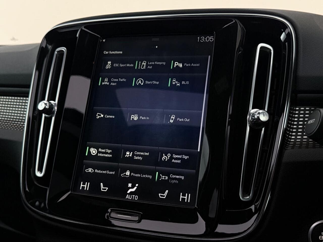 Volvo XC40 thumbnail Infotainment System