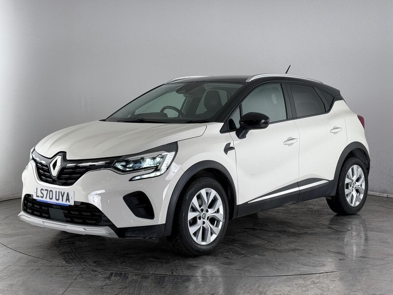 Renault Captur thumbnail Front Left