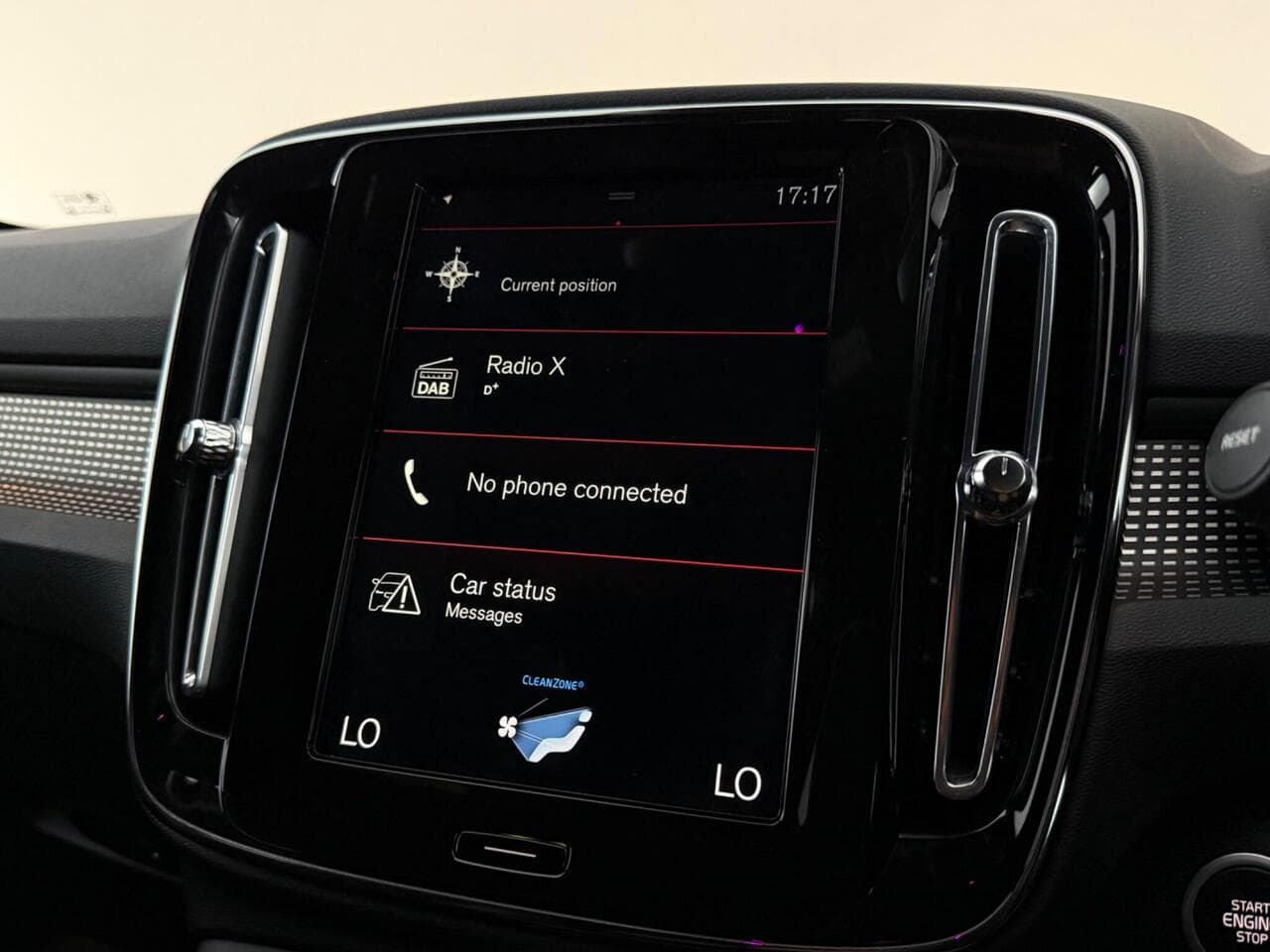 Volvo XC40 thumbnail Infotainment System