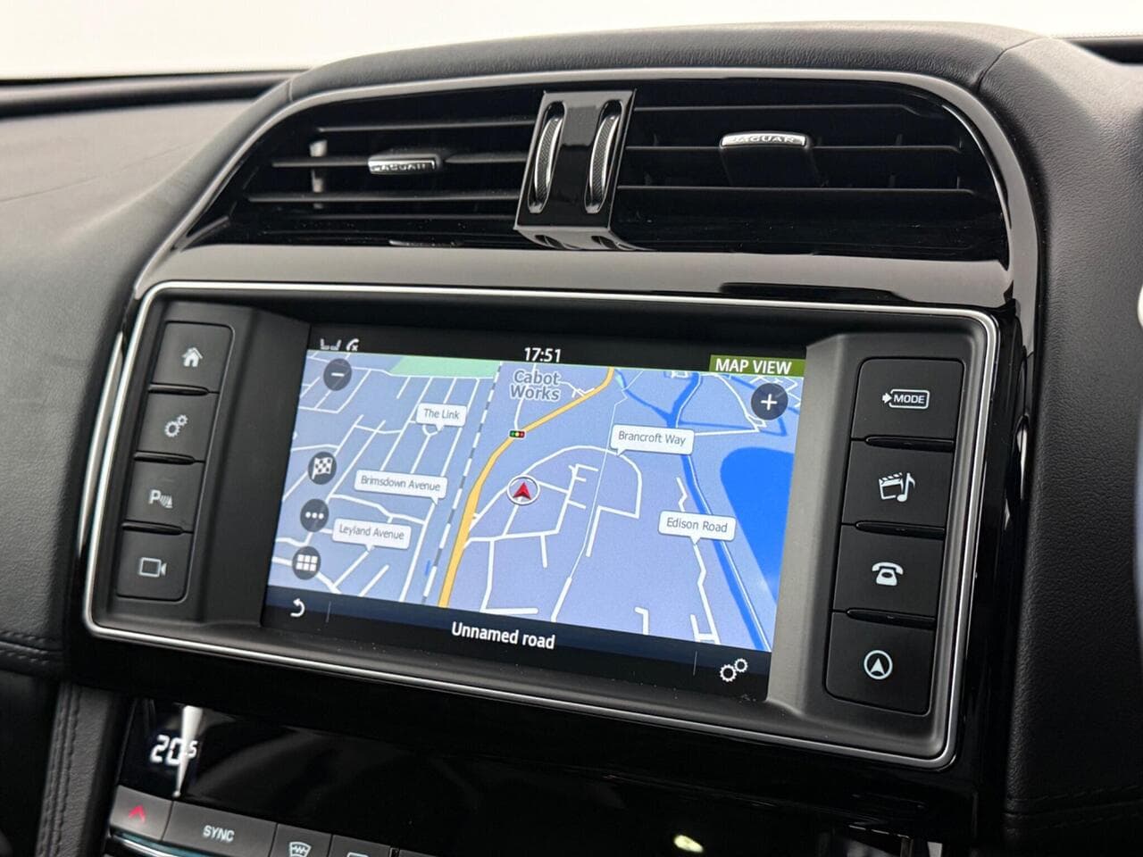Jaguar F-PACE thumbnail Infotainment System