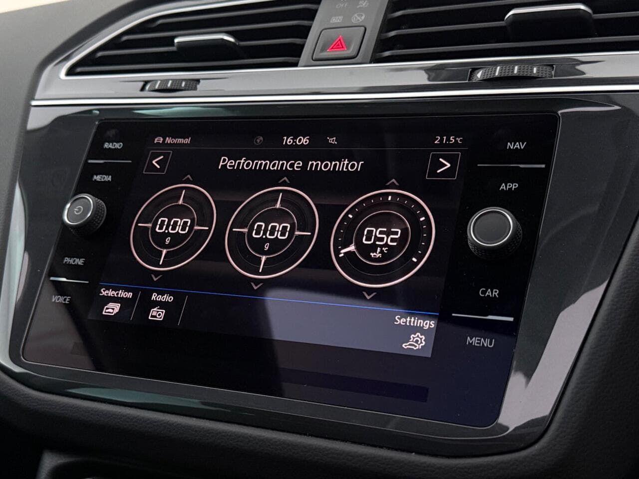 Volkswagen Tiguan thumbnail Infotainment System