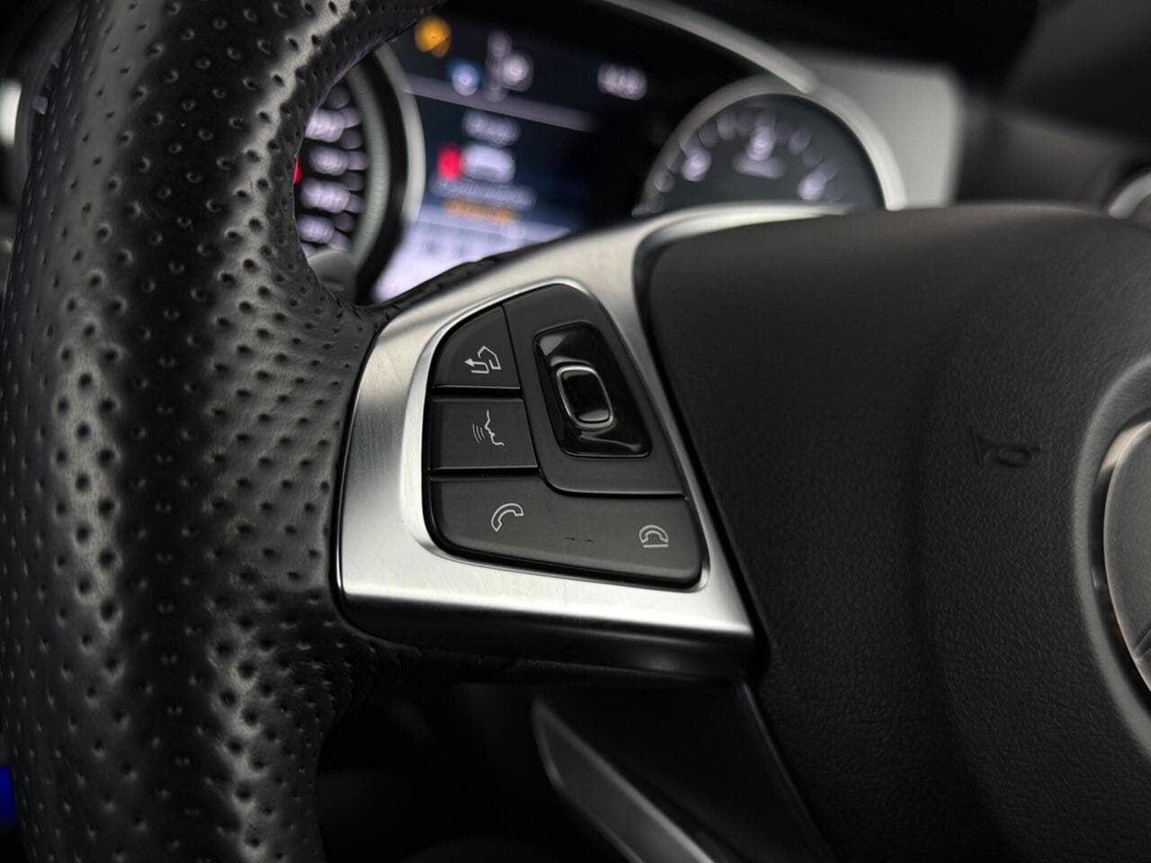 Mercedes-Benz E Class thumbnail Misc Controls