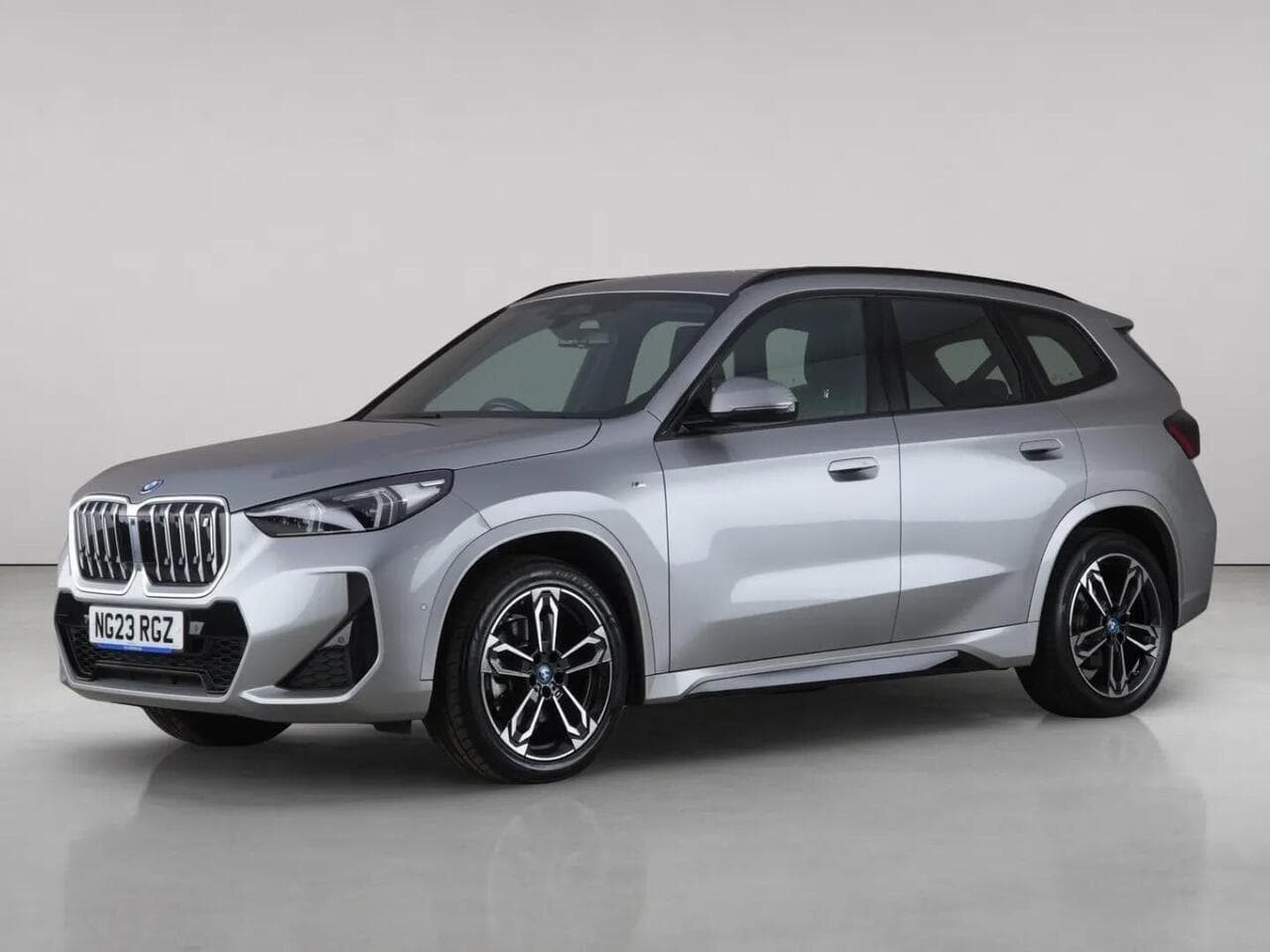BMW iX1 thumbnail Front Left