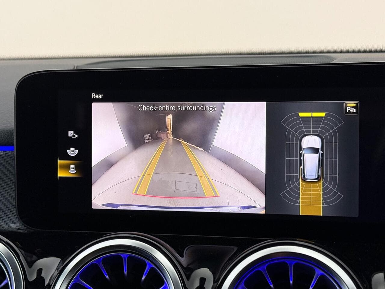 Mercedes-Benz GLB thumbnail Infotainment System