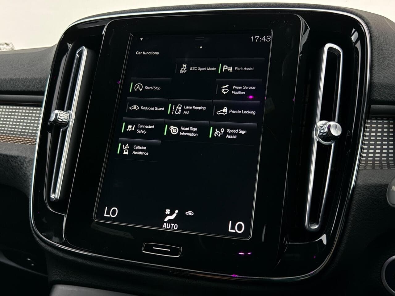 Volvo XC40 thumbnail Infotainment System