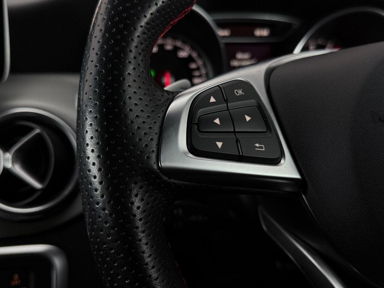 Mercedes-Benz GLA thumbnail Misc Controls