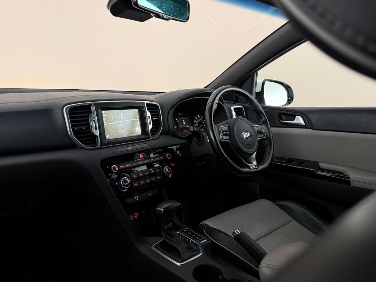 Kia Sportage thumbnail Interior Front