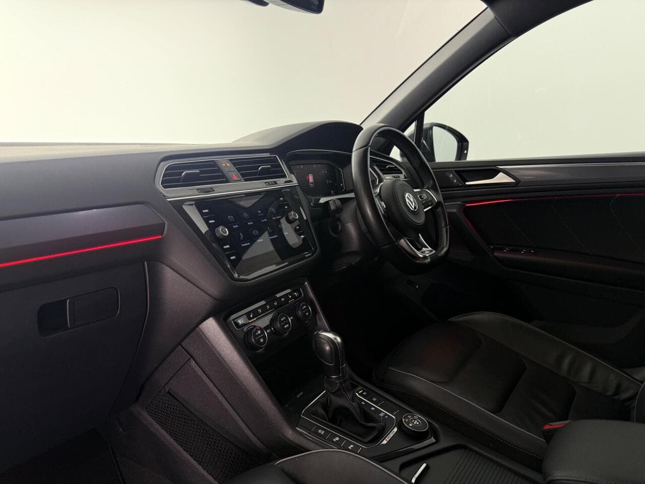Volkswagen Tiguan thumbnail Interior Front