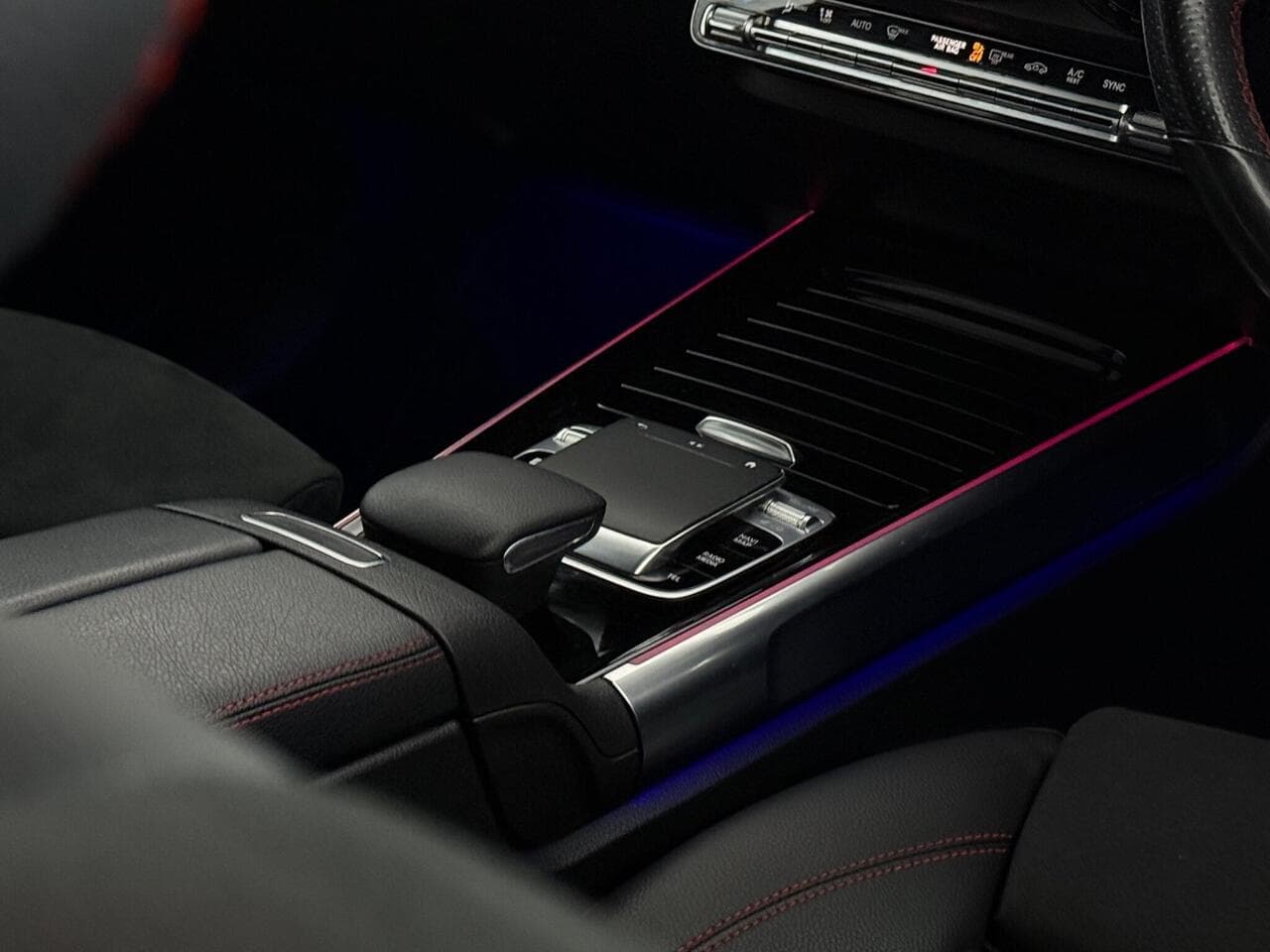 Mercedes-Benz GLB thumbnail Interior Front