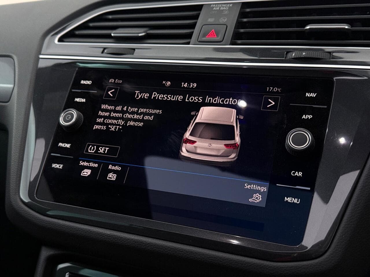 Volkswagen Tiguan thumbnail Infotainment System