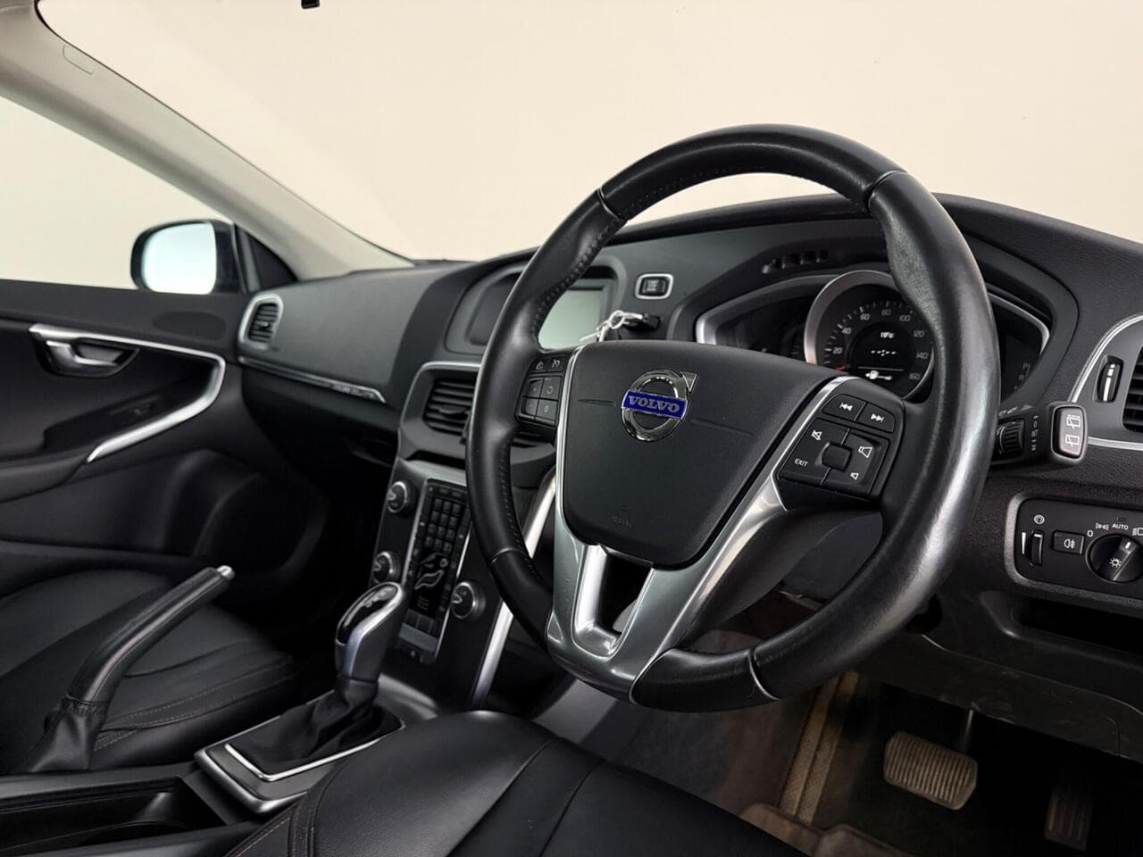Volvo V40 Cross Country thumbnail Interior Front