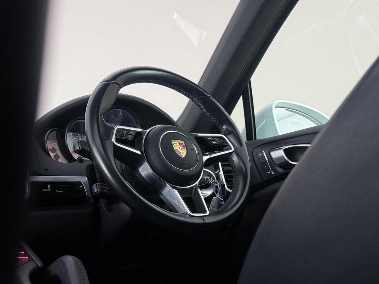 Porsche Cayenne thumbnail Image 16