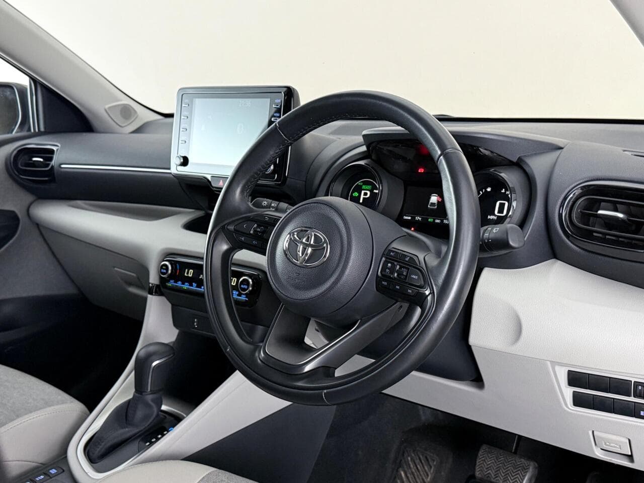 Toyota Yaris thumbnail Interior Front