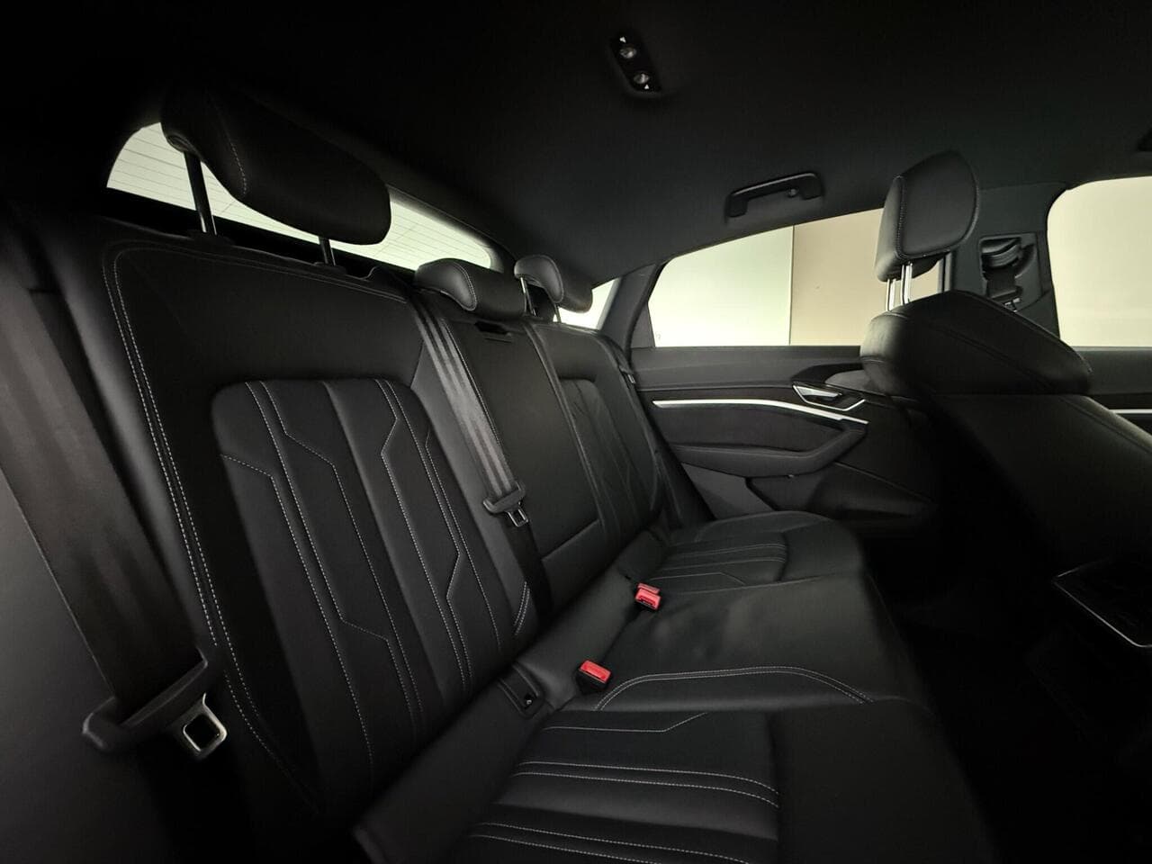 Audi e-tron thumbnail Seats Rear