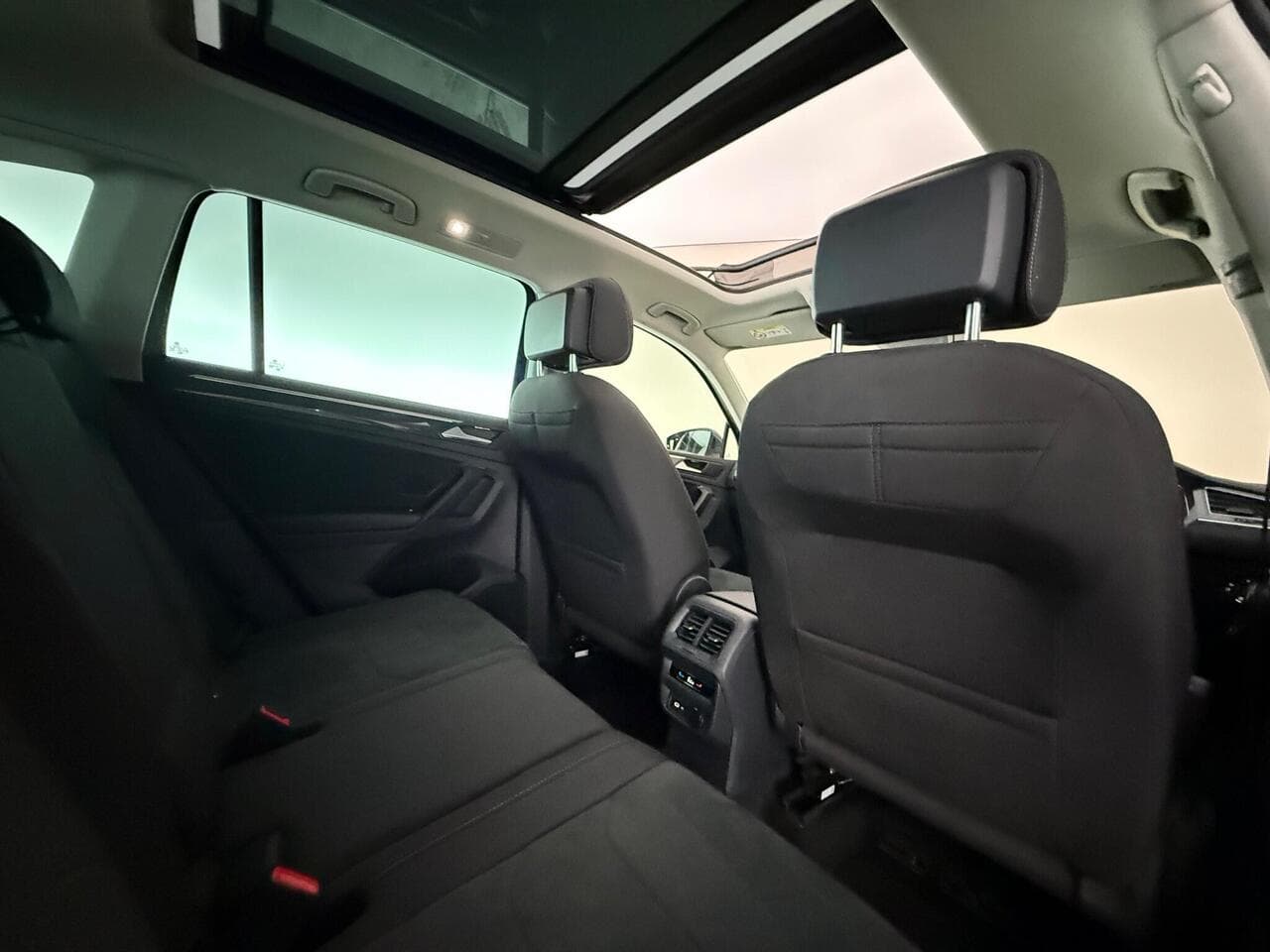 Volkswagen Tiguan thumbnail Seats Rear