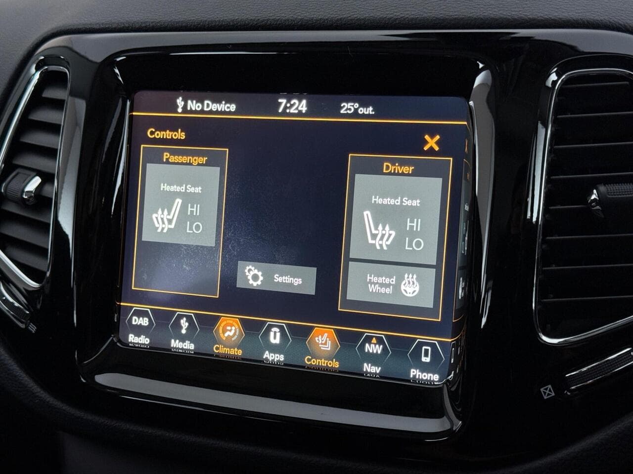 Jeep Compass thumbnail Infotainment System
