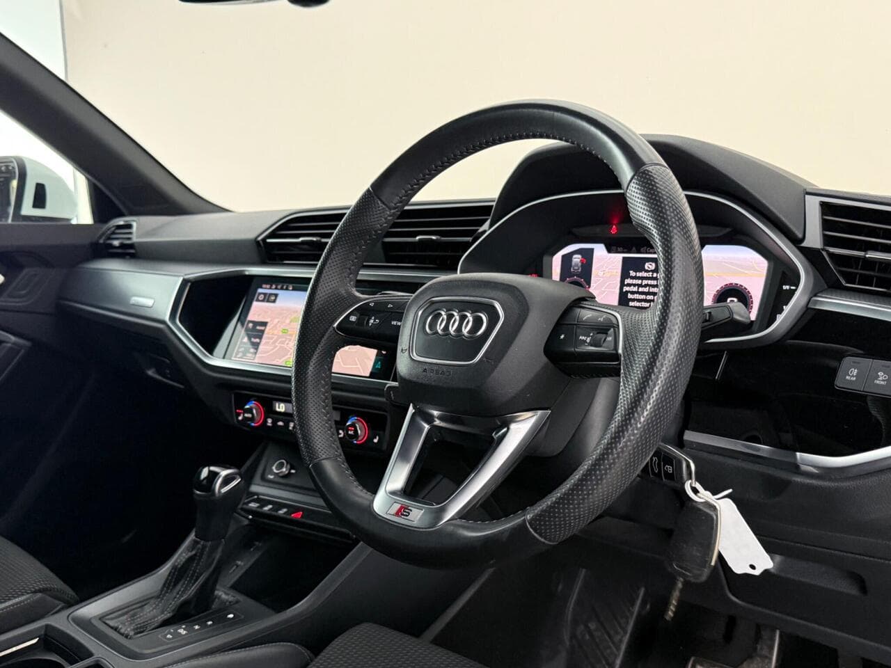 Audi Q3 thumbnail Interior Front