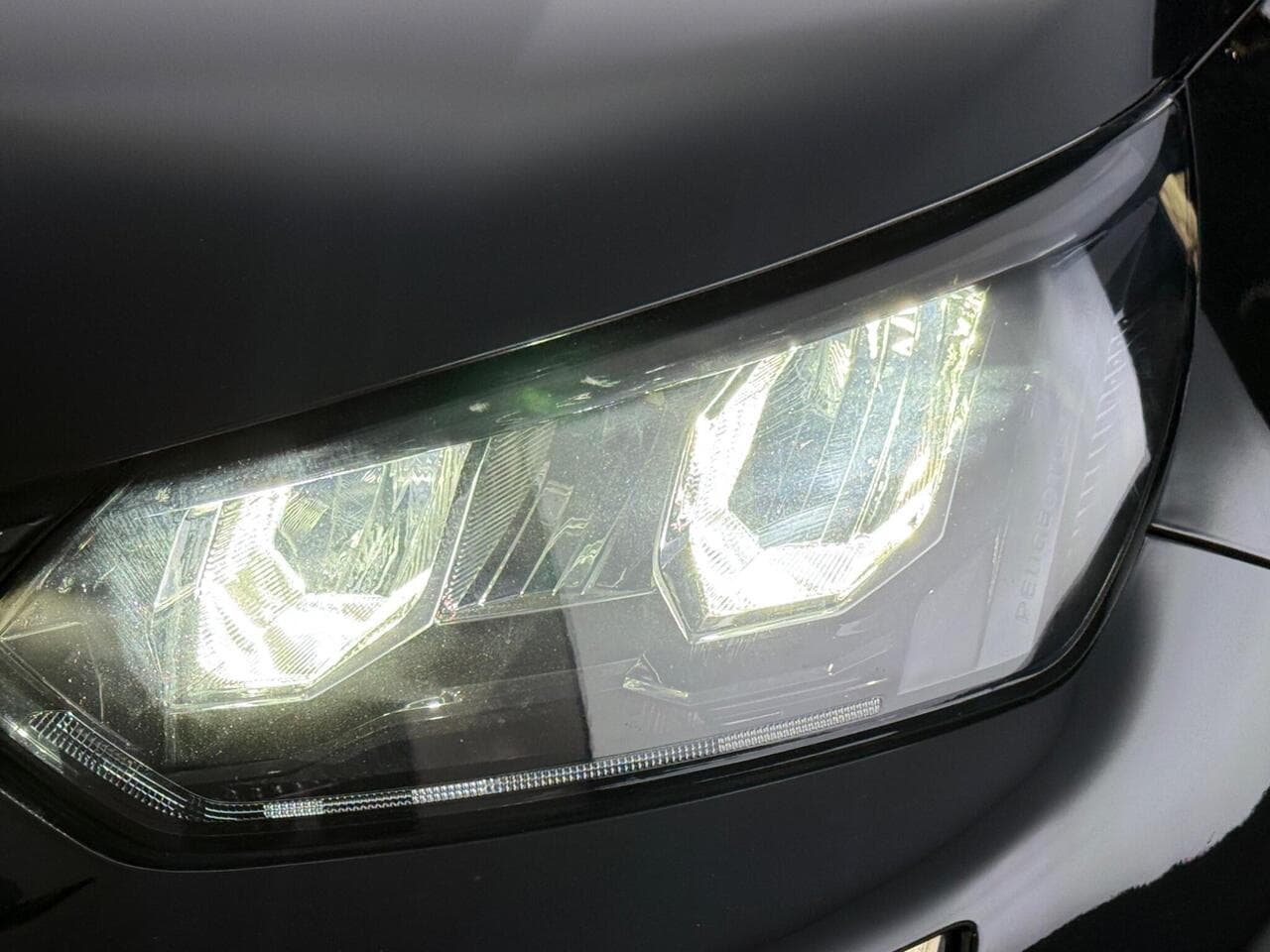 Peugeot 2008 thumbnail Lights Front