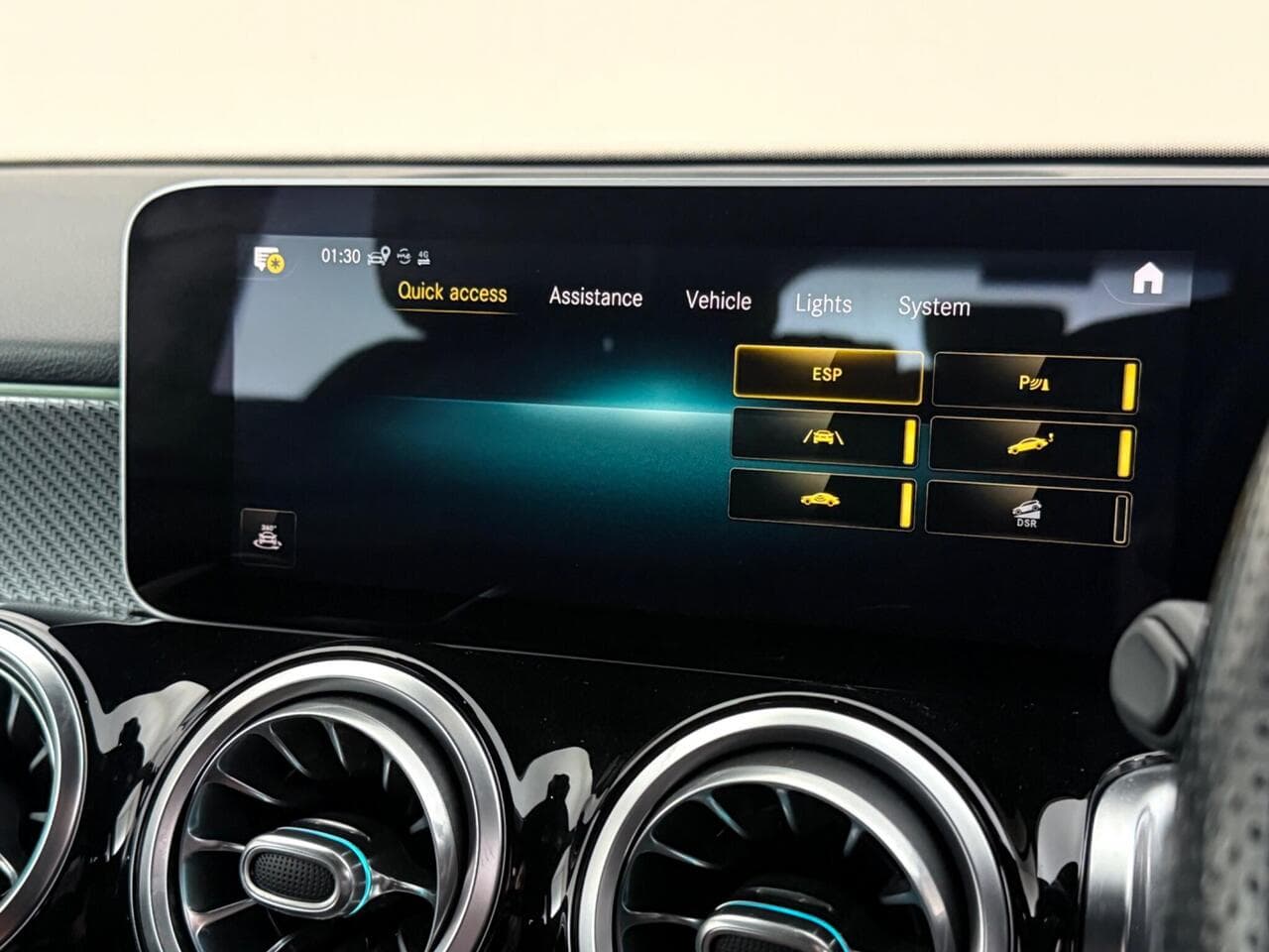 Mercedes-Benz GLB thumbnail Infotainment System