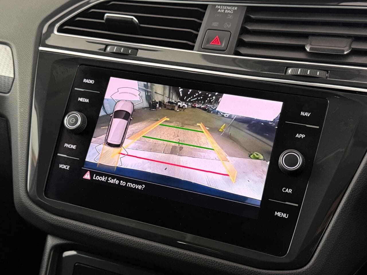 Volkswagen Tiguan thumbnail Infotainment System
