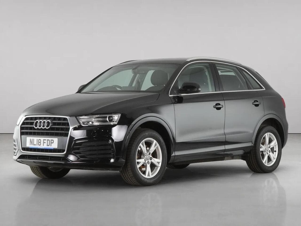 Audi Q3 thumbnail Front Left
