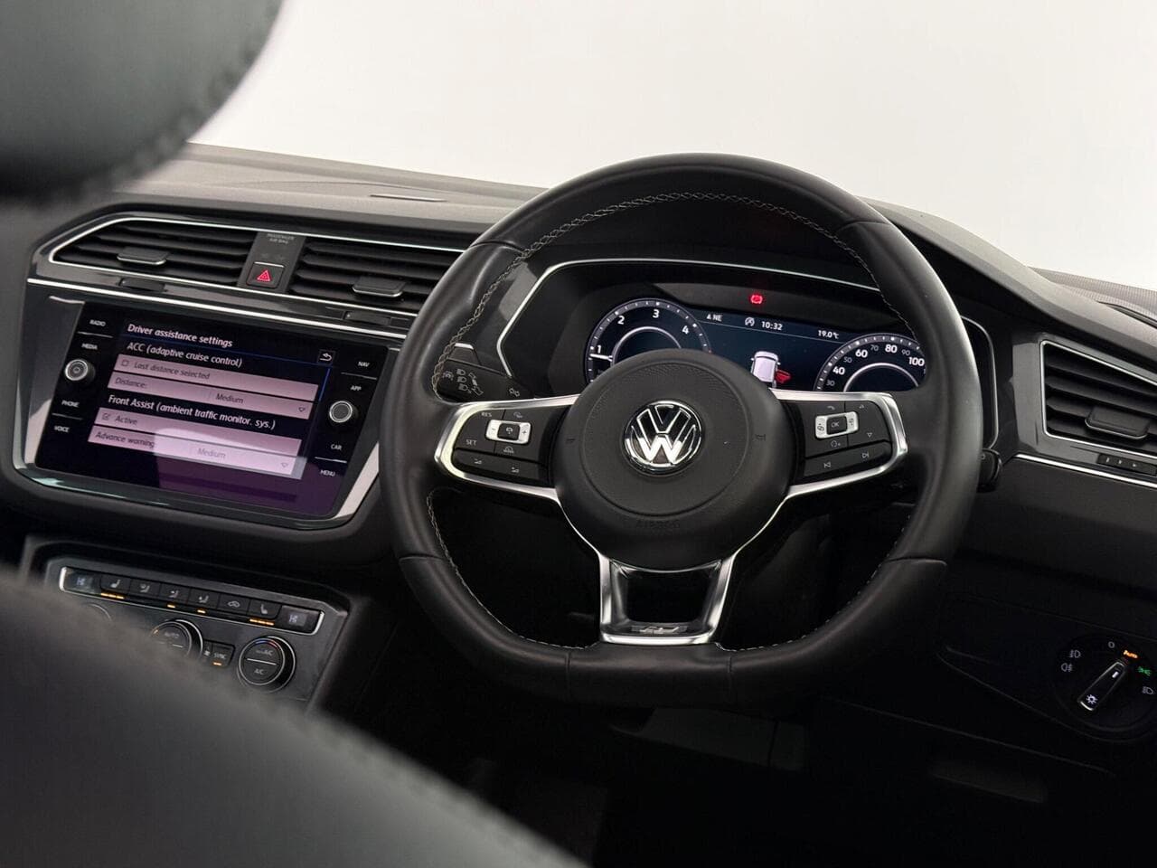 Volkswagen Tiguan thumbnail Steering Wheel
