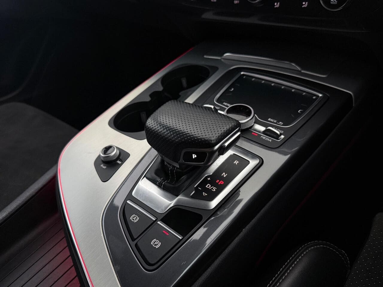 Audi Q7 thumbnail Interior Front