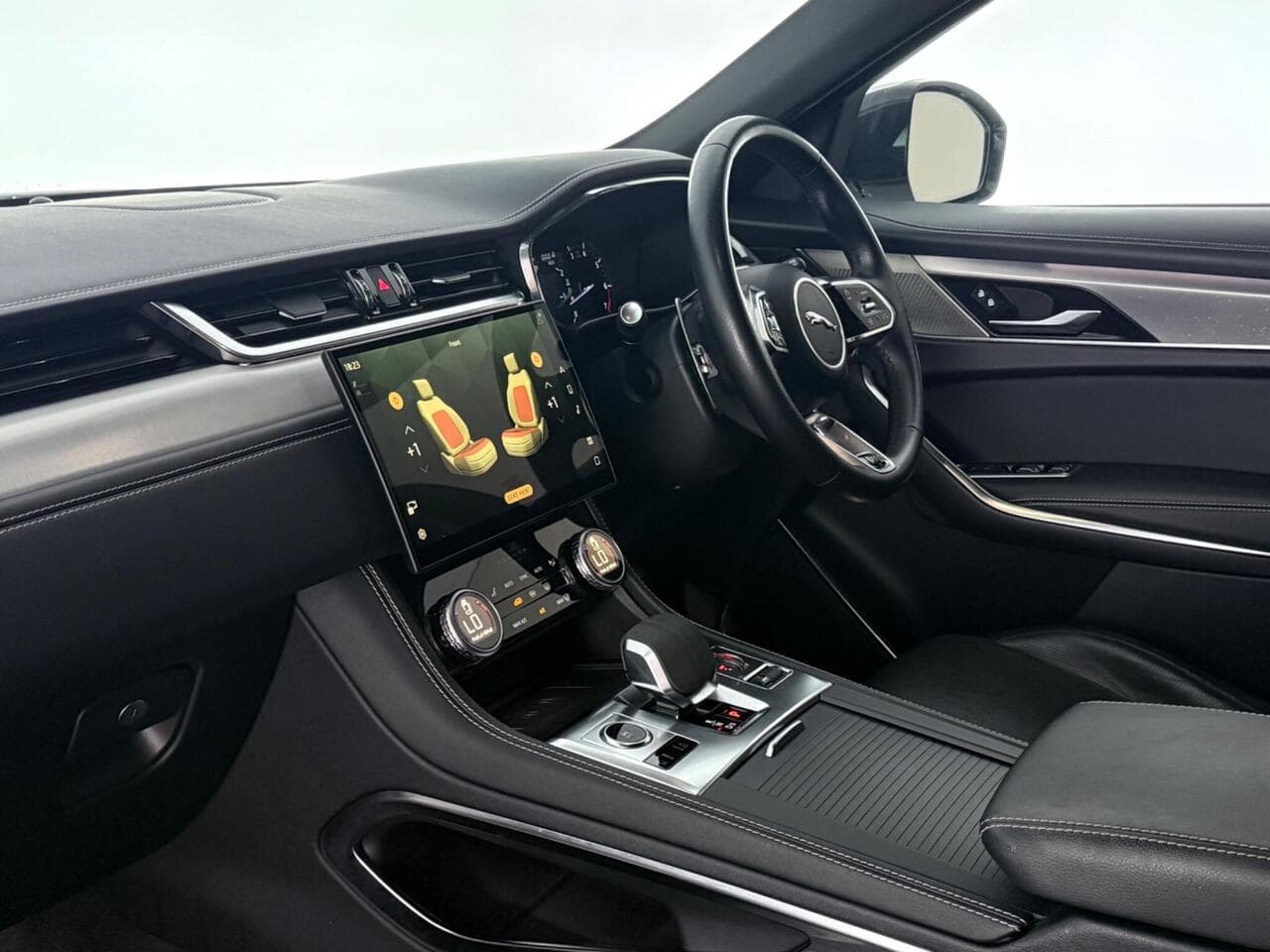 Jaguar F-PACE thumbnail Interior Front