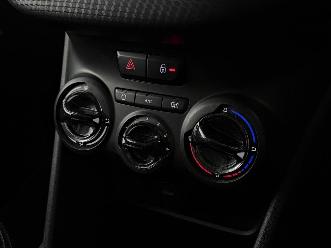 Peugeot 208 thumbnail Misc Controls